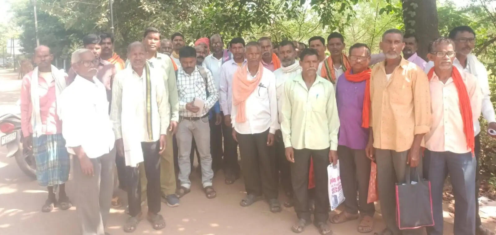 दुधावा बांध प्रभावित 33 गांवों के लोगों ने कलेक्ट्रेट पहुंचकर मांगा व्यवस्थापन