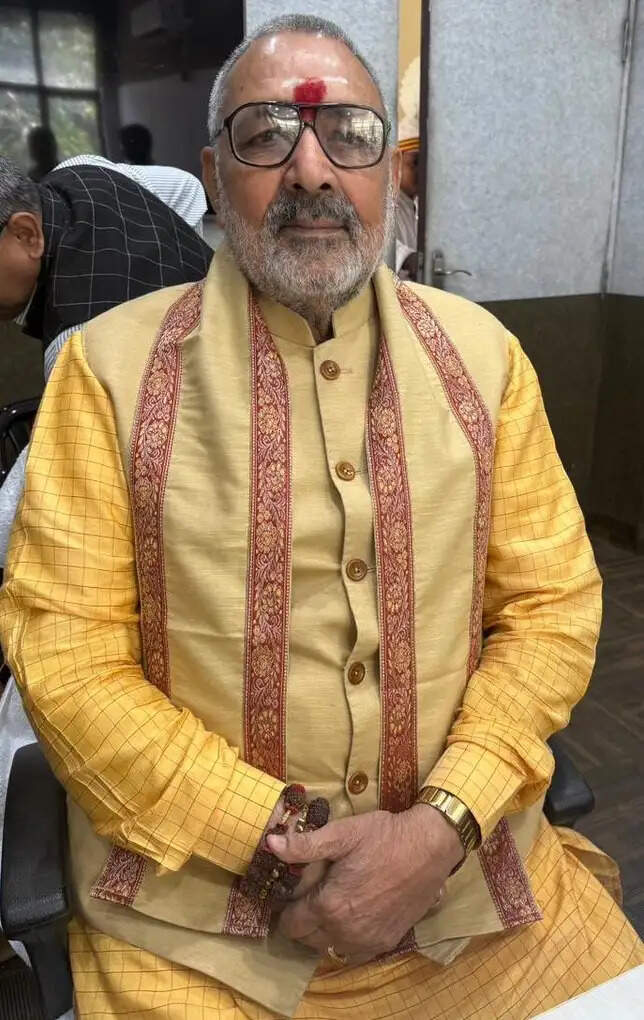 ममता बनर्जी घुसपैठियों को बचाने के लिए दे रही हैं धरना : गिरिराज सिंह