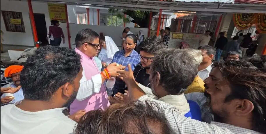 ममता चैरिटेबल ट्रस्ट ने बुजुर्गों और जरूरतमंदों को बांटे कपड़े व फल
