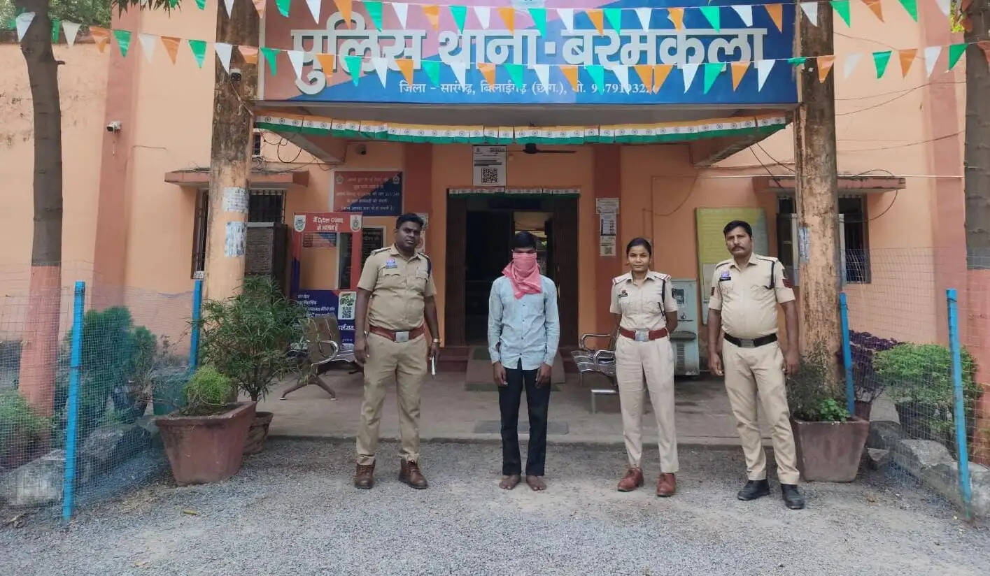 सारंगढ़ : चांटीपाली जंगल में लूटपाट का फरार आरोपित रायगढ़ से गिरफ्तार, नकदी और माेटरसाइकिल जब्त
