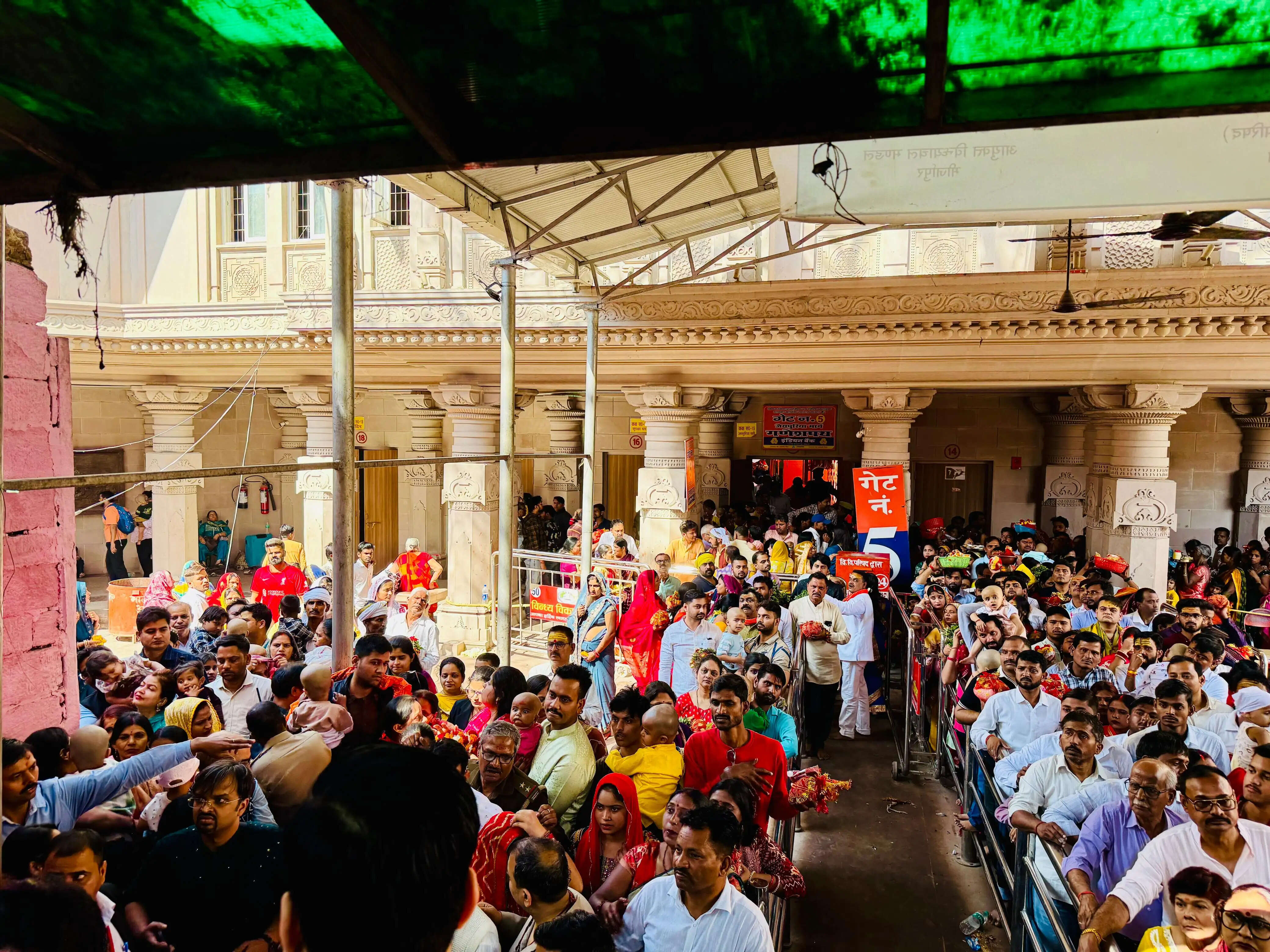 रंगभरी एकादशी पर उमड़ा आस्था का सागर, जयकारों से गूंजा विंध्यधाम