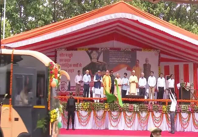 मुख्यमंत्री योगी ने नोएडा के लिए 45 इलेक्ट्रिक बसों को किया रवाना