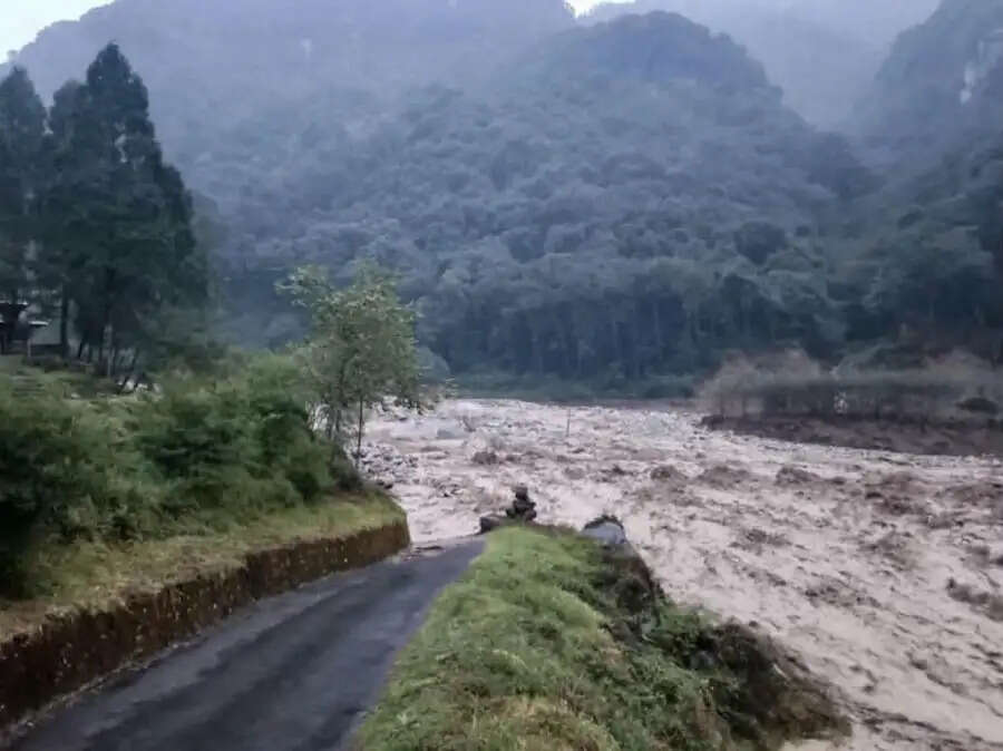 भूटान में ग्लेशियर झील फटने से बढ़ा बाढ़ का खतरा, कई नदी घाटियों में अलर्ट जारी