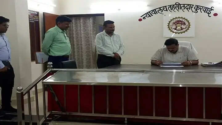 विदिशाः संभागायुक्त शर्मा ने कुरवाई में एसडीएम व तहसील न्यायालय का किया औचक निरीक्षण
