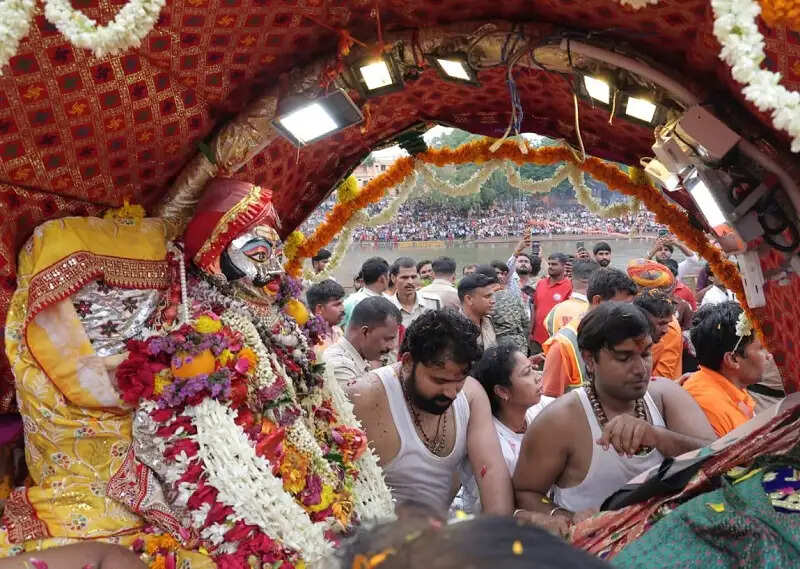 मप्र के उज्जैन में धूमधाम से निकली बाबा महाकाल की सावन की तीसरी सवारी