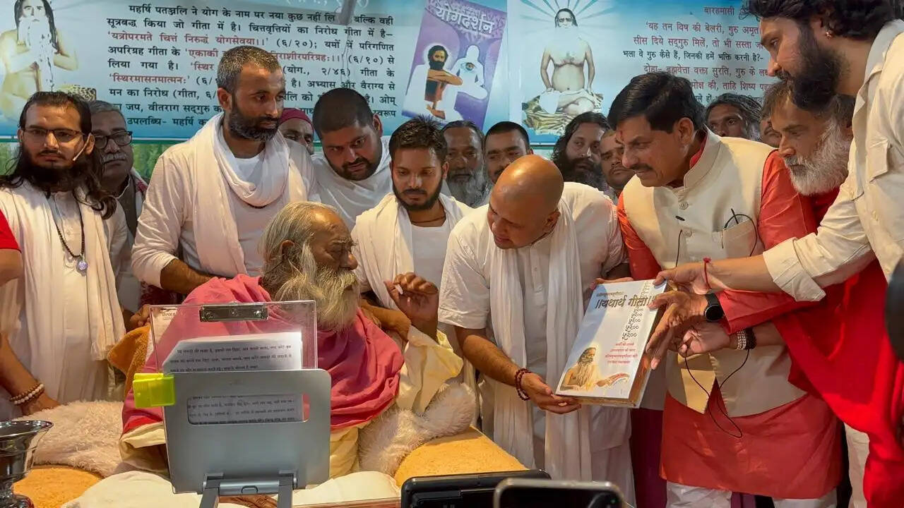 मुख्यमंत्री मोहन यादव ने स्वामी अड़गड़ानंद से लिया आशीर्वाद, बोले-संतों के मार्ग से ही मिलता है देवत्व