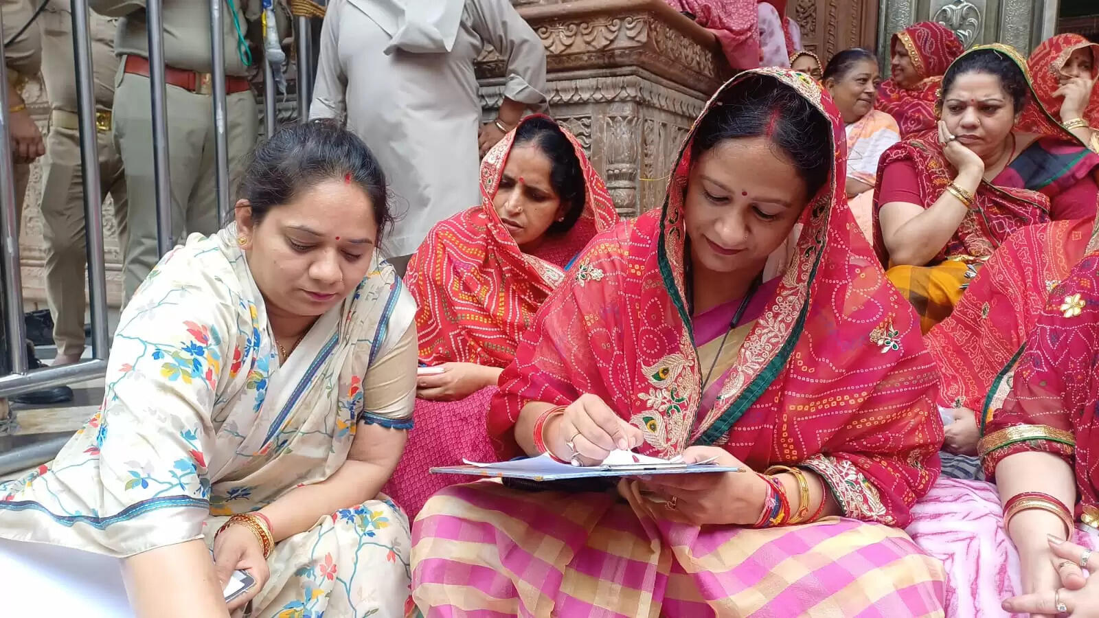 बांकेबिहारी के चौखट पर गोस्वामी समाज की महिलाओं ने लिखा खून से पत्र