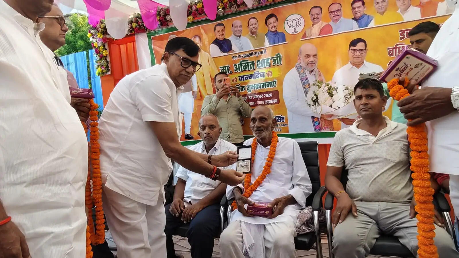 अमित शाह के जन्मदिन पर कृपाशंकर सिंह ने वितरित कीं 62 कान की मशीनें
