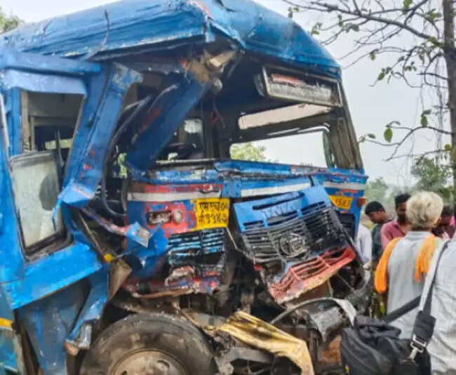 भंडारा में एसटी बस और ट्रेलर की टक्कर, 7 घायल
