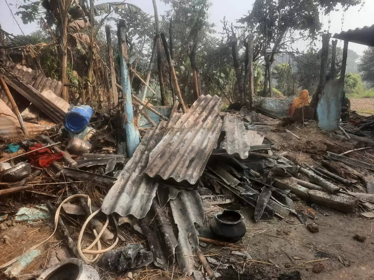 जगवनी गांव में भीषण आग, तीन सहोदर भाइयों का घर जलकर राख