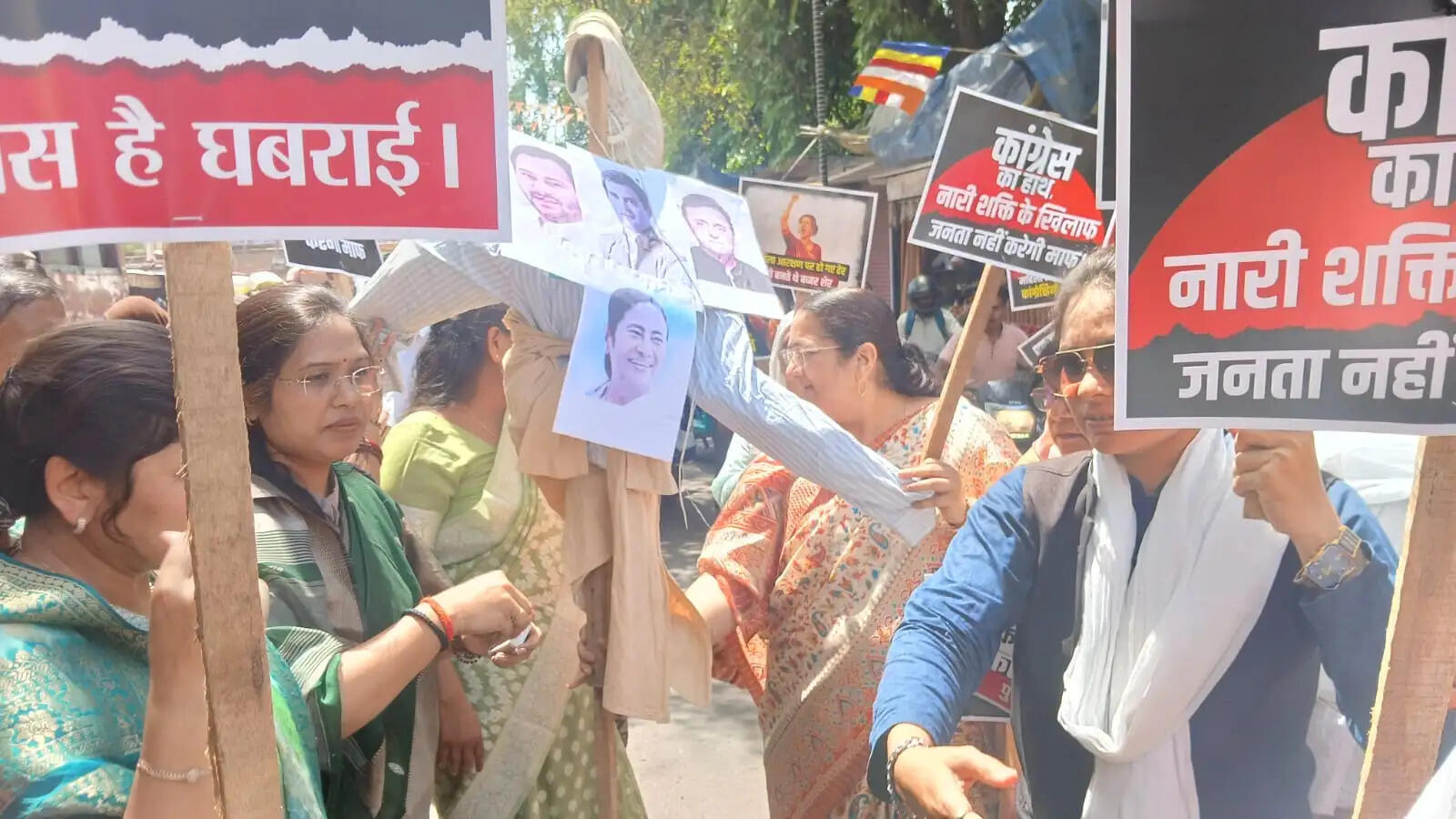 महिला अधिनियम बिल काे लेकर महिलाओं ने विपक्ष का फूंका पुतला