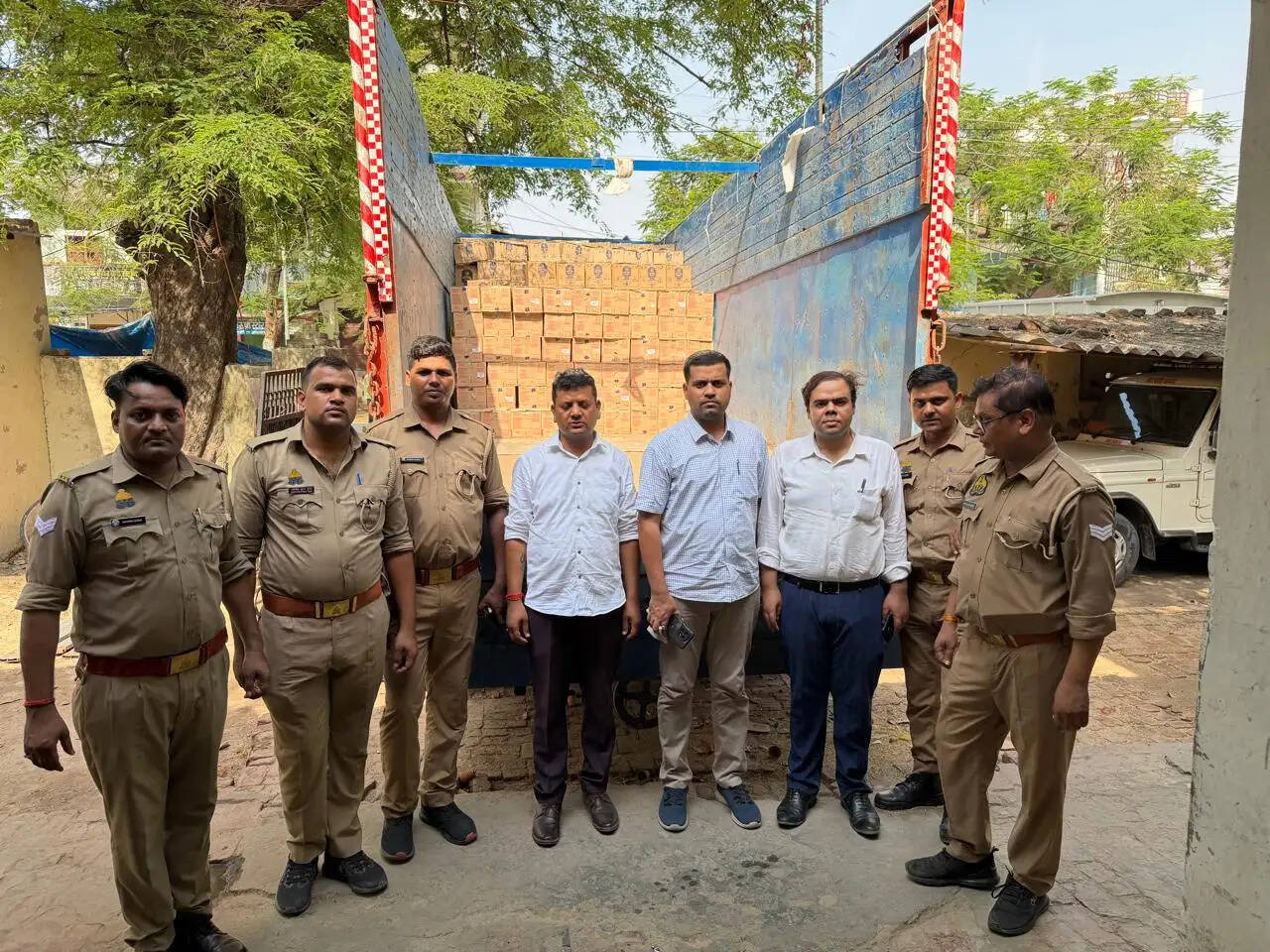 ट्रक से 400 पेटी अवैध अंग्रेजी शराब बरामद,