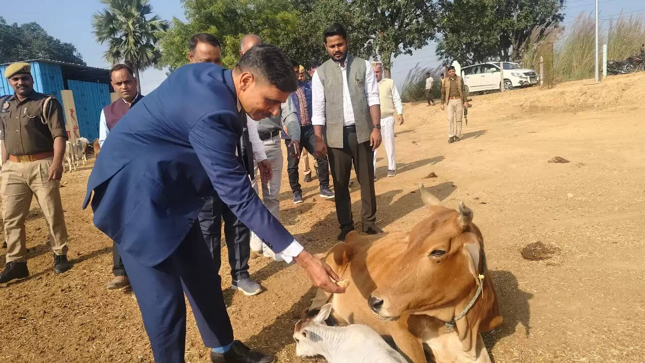 मण्डलायुक्त ने चौपाल में सुनी समस्याएं, लाेगाें ने बताया सही नहीं है पानी की आपूर्ति