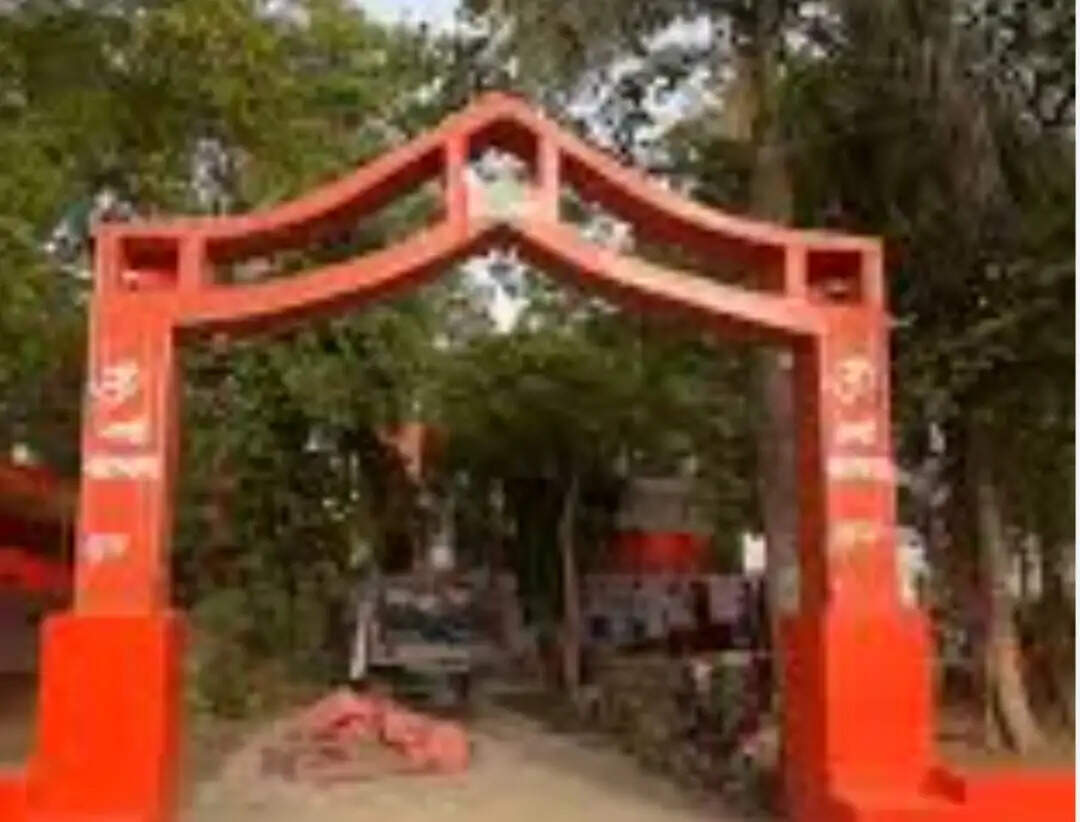 बांके बिहारी मंदिर में ताला लगाने से भक्तों में आक्रोश, मुकदमा लिखाने की तैयारी
