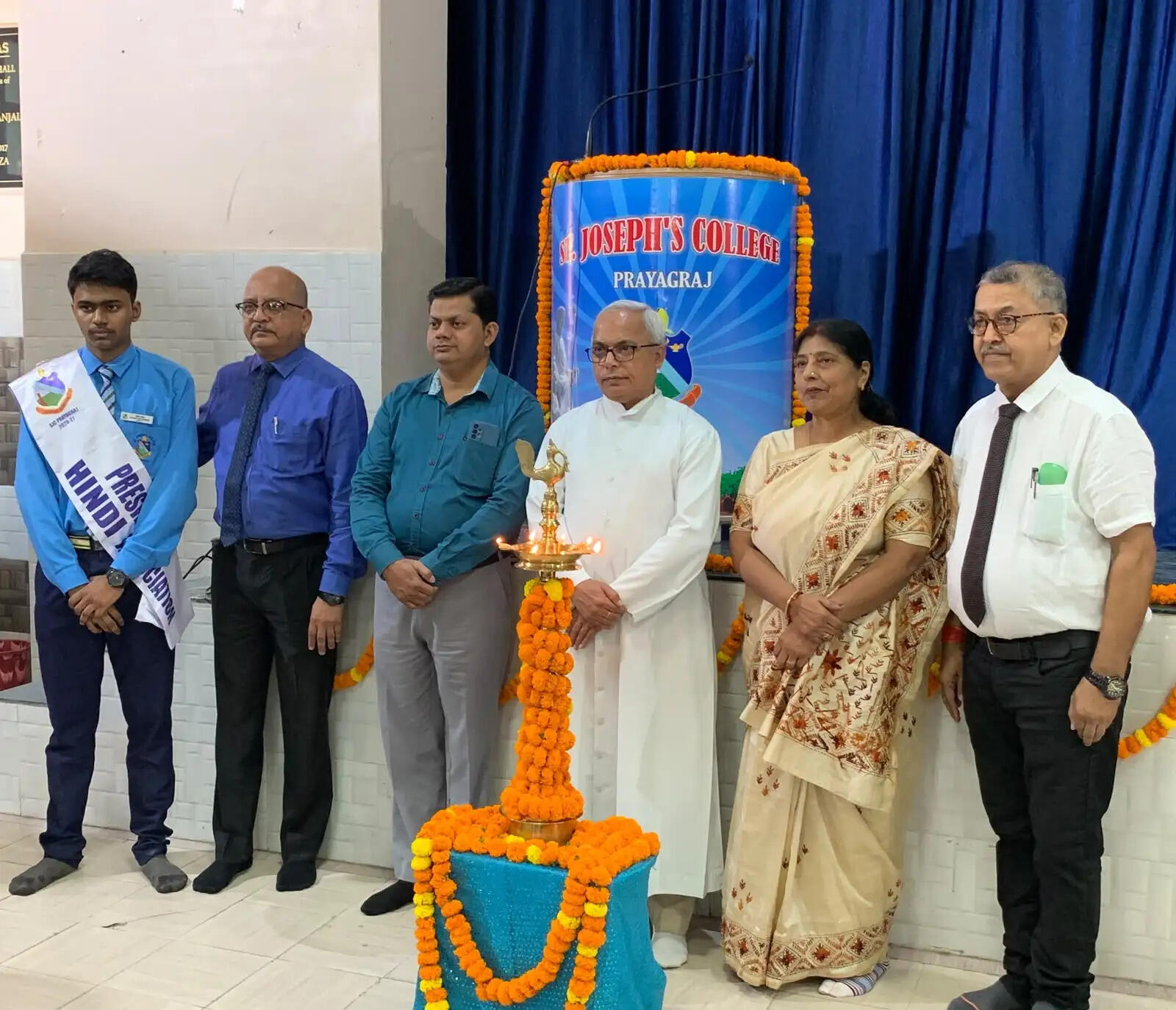 विद्यार्थियों को अंग्रेजी के साथ हिन्दी में भी दक्षता हासिल करनी चाहिए : प्रो. सरोज सिंह