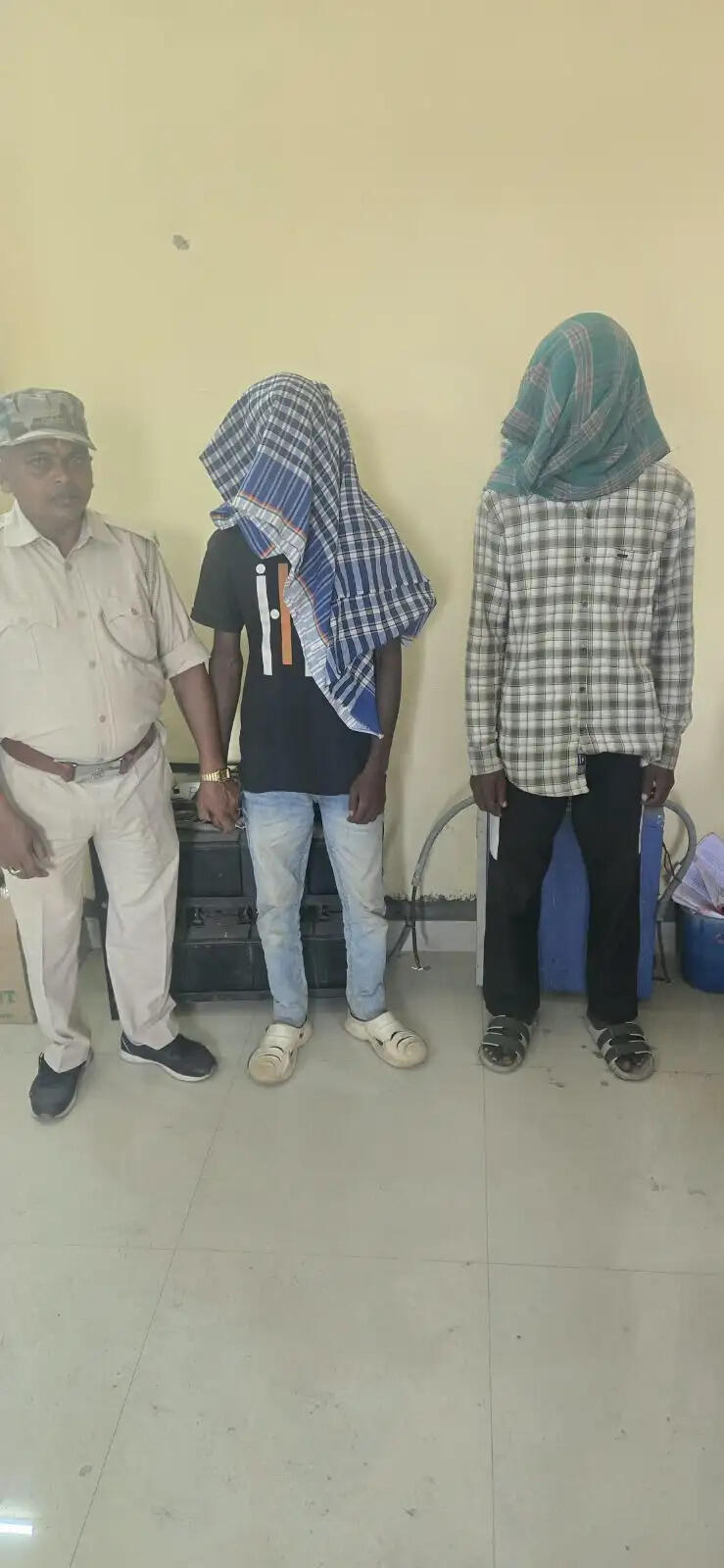 स्कूल से कंप्यूटर चोरी का खुलासा, दो गिरफ्तार