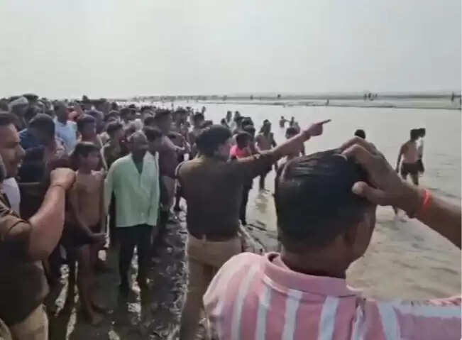 गंगा नदी में स्नान करते समय युवक डूबा, तलाश जारी