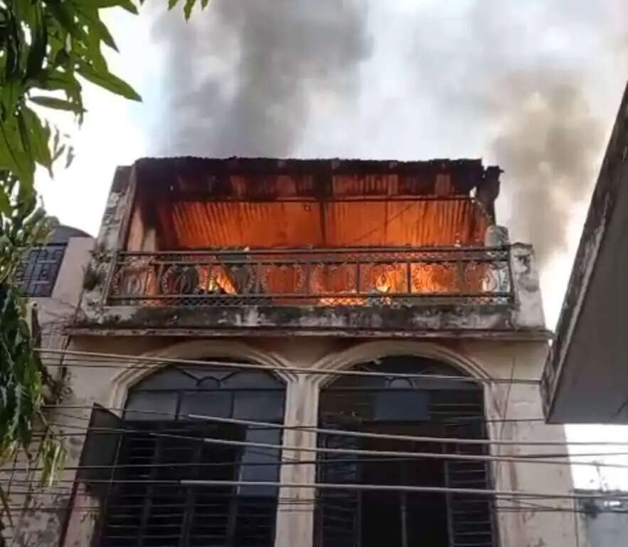 मकान की दूसरी मंजिल पर लगी भीषण आग, कपड़ों का गोदाम जलकर खाक