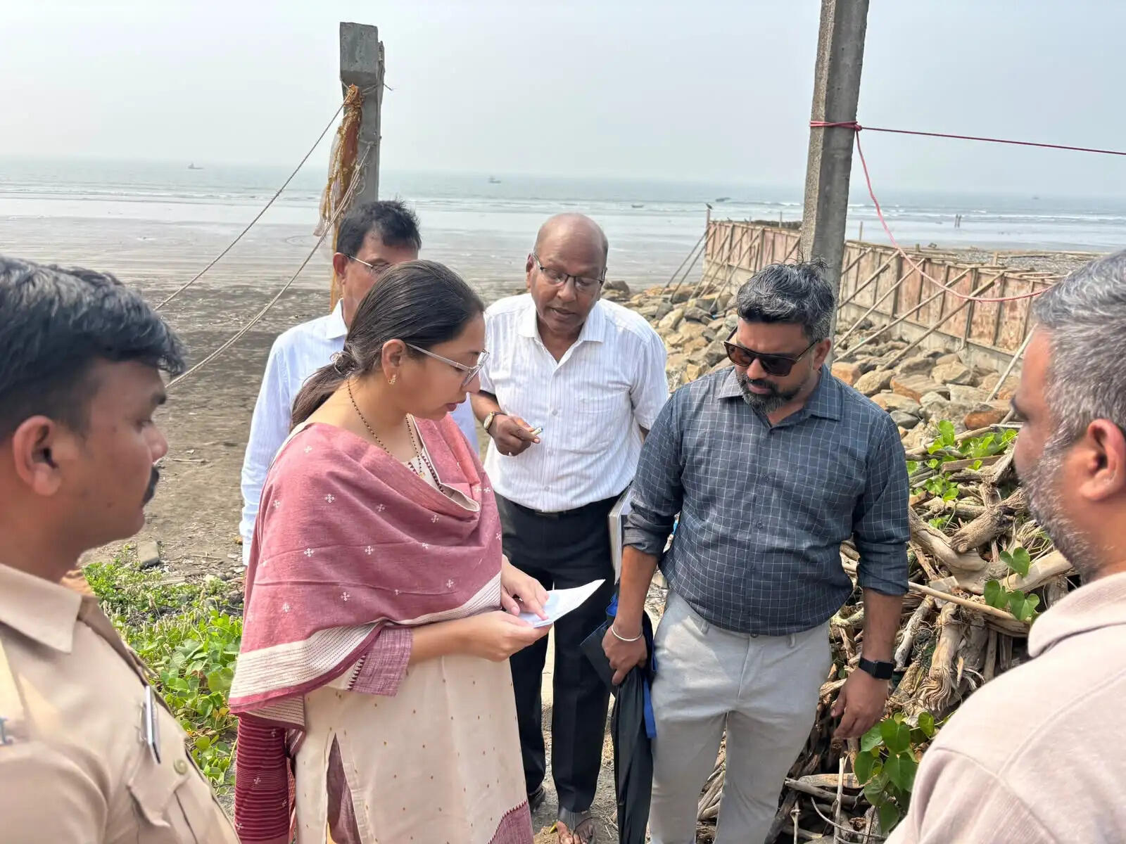 राजोडी, कलंब, नवापुर व अर्नाला के समुद्र तटों का विधायक स्नेहा दुबे पंडित ने किया निरीक्षण