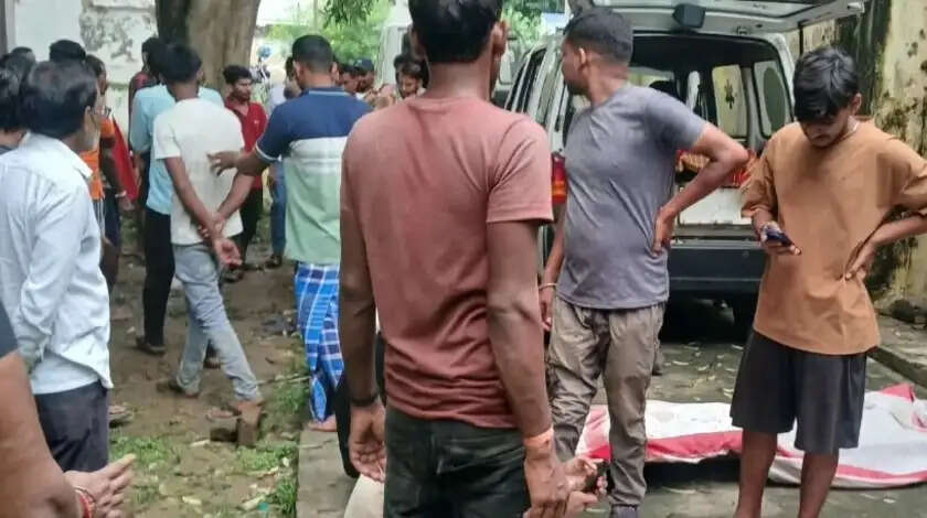 बस और स्पोर्ट्स बाइक की भीषण टक्कर में तीन दोस्तों की मौत