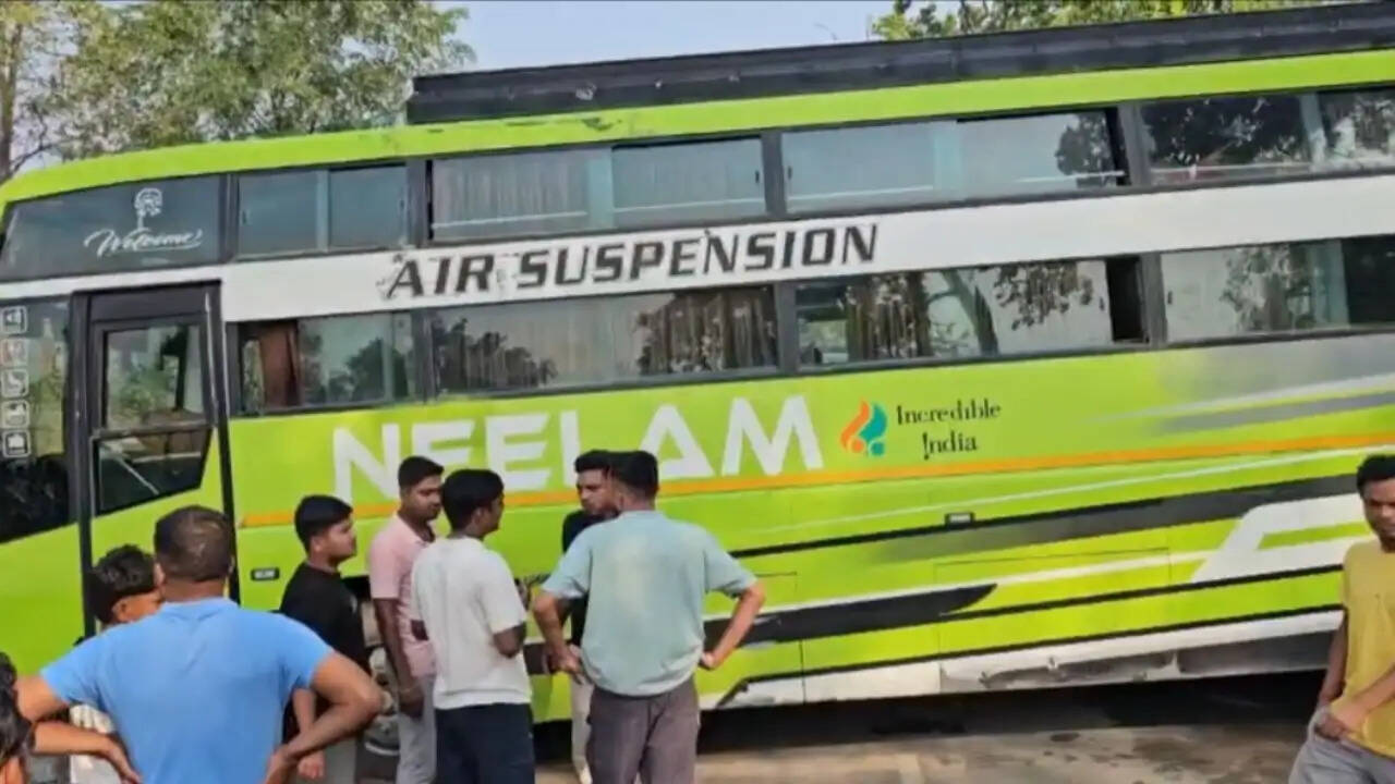 सूरजपुर : झाडू की आड़ में सवा चार करोड़ के गांजे की तस्करी, पुलिस को देख बस से कूदे तस्कर