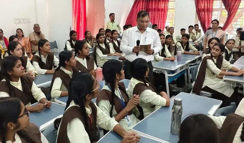 इंदौरः स्कूल चले हम अभियान के तहत बाल विनय मंदिर पहुंचे कलेक्टर, विद्यार्थियों से किया संवाद