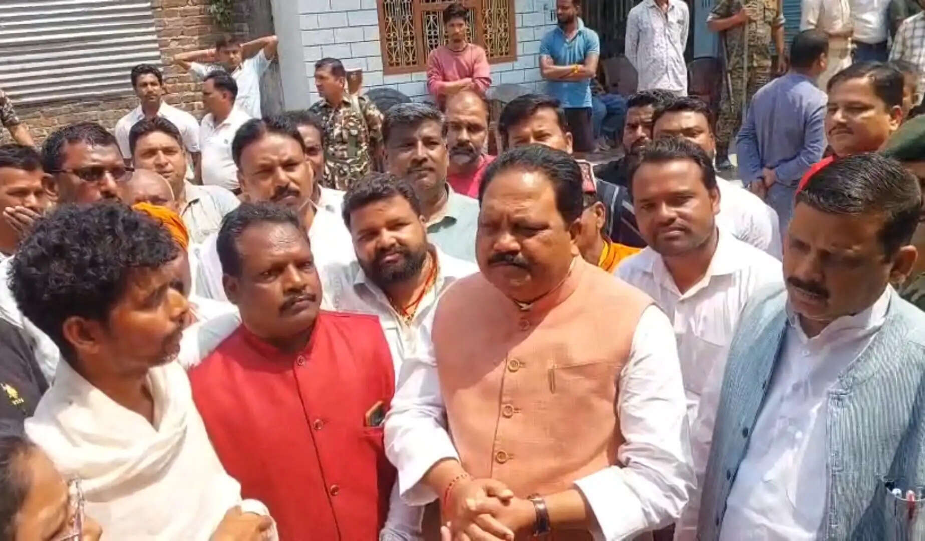 सांसद ने दोहरी हत्याकांड के पीड़ित परिजनों से मुलाकात कर की आर्थिक सहायता