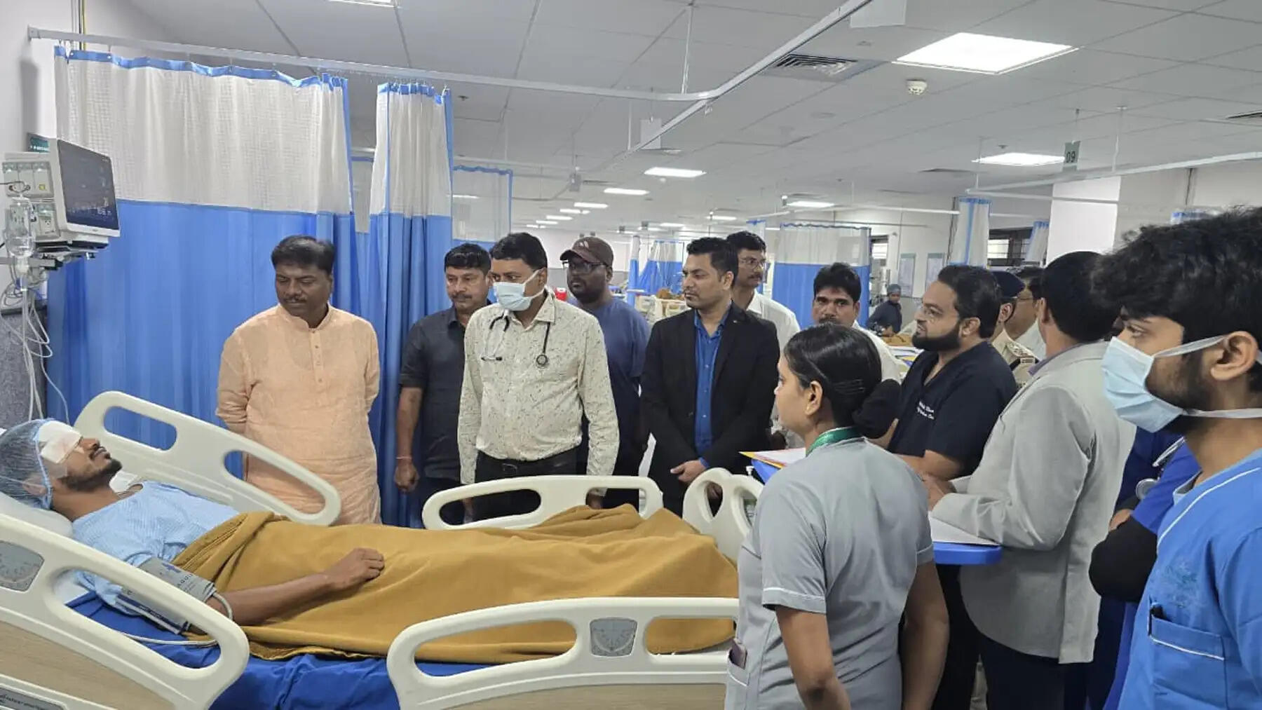 घायल जवानों से मिले वन मंत्री केदार कश्यप, कहा—सभी जवान कुशल, बेहतर उपचार के दिए निर्देश