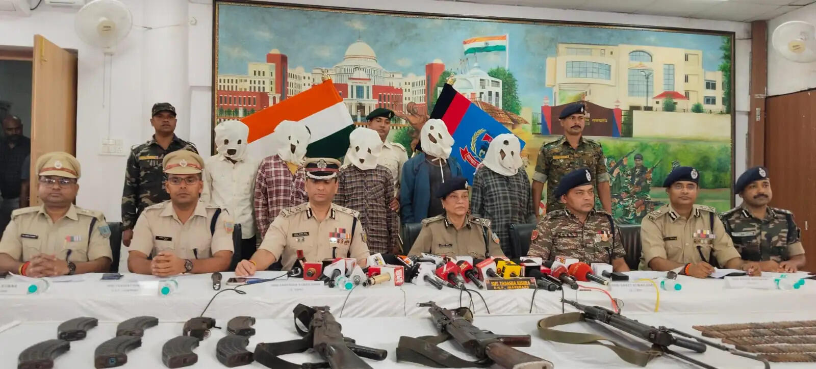 (लीड) 'ऑपरेशन दौरा पहाड़' के तहत हुई 2.20 करोड़ के इनामी मिसिर बेसरा सहित पांच नक्सलियों की गिरफ्तारी