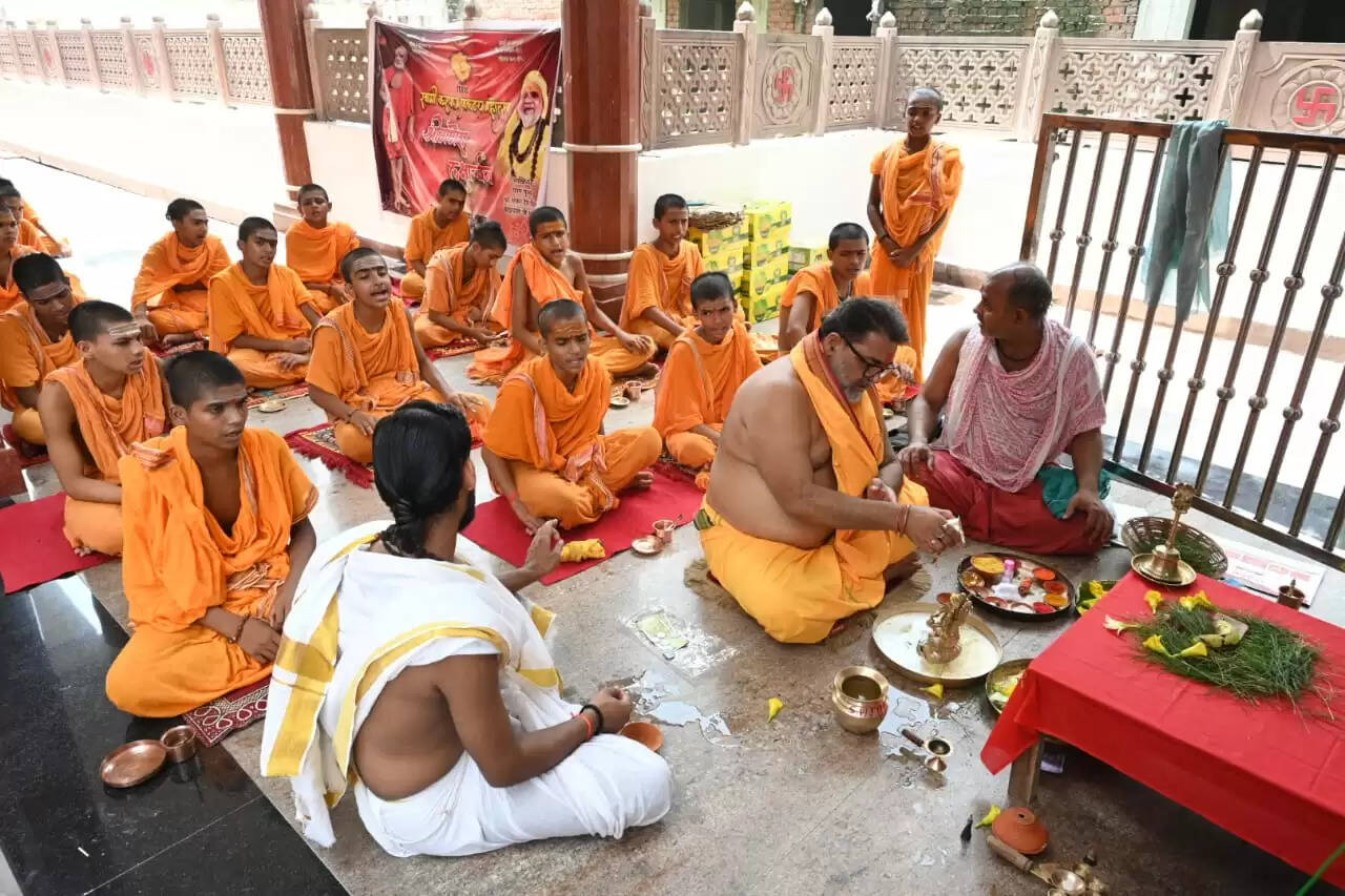 करपात्र प्राकट्योत्सव के पहले दिन एक लाख किशमिस से हुआ गणपति लक्षार्चन