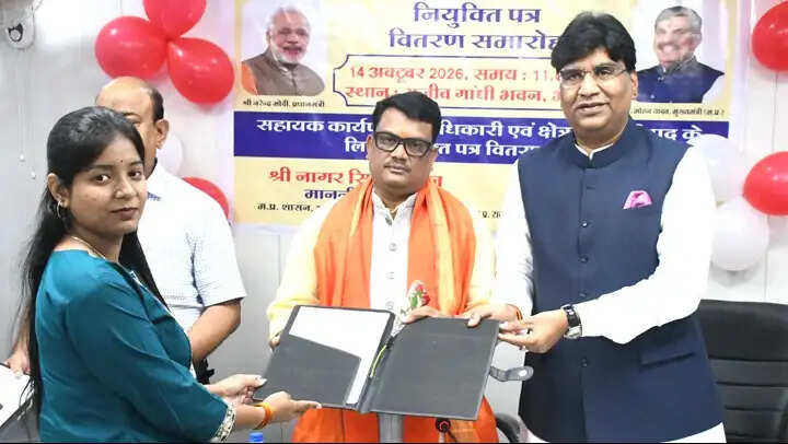 अनुसूचित जाति वर्ग के सर्वांगीण विकास के लिए पूरी प्रतिबद्धता और संवेदनशीलता से कार्य करें अधिकारी : मंत्री चौहान