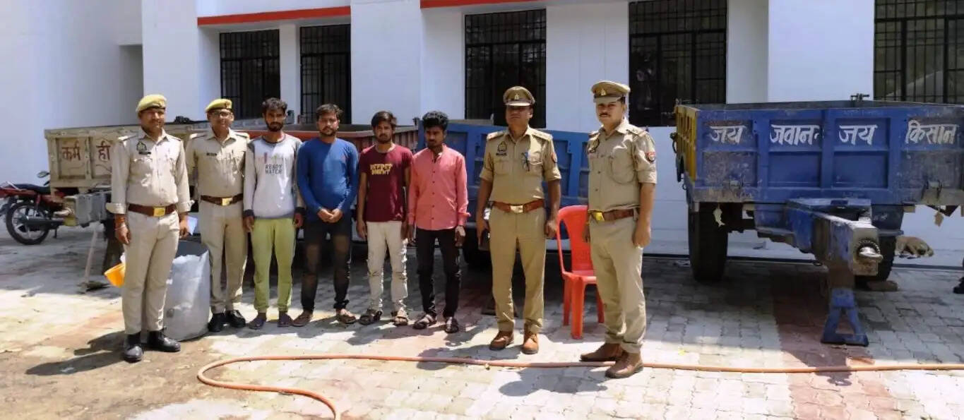 चोरी के ट्रैक्टर व छह ट्राली के साथ चार आरोपित गिरफ्तार