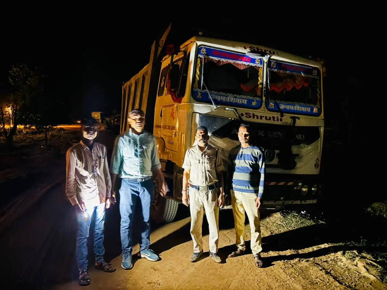 एमसीबी : अवैध रेत उत्खनन पर आधी रात कार्रवाई, मशीन समेत 4 ट्रैक्टर जब्त