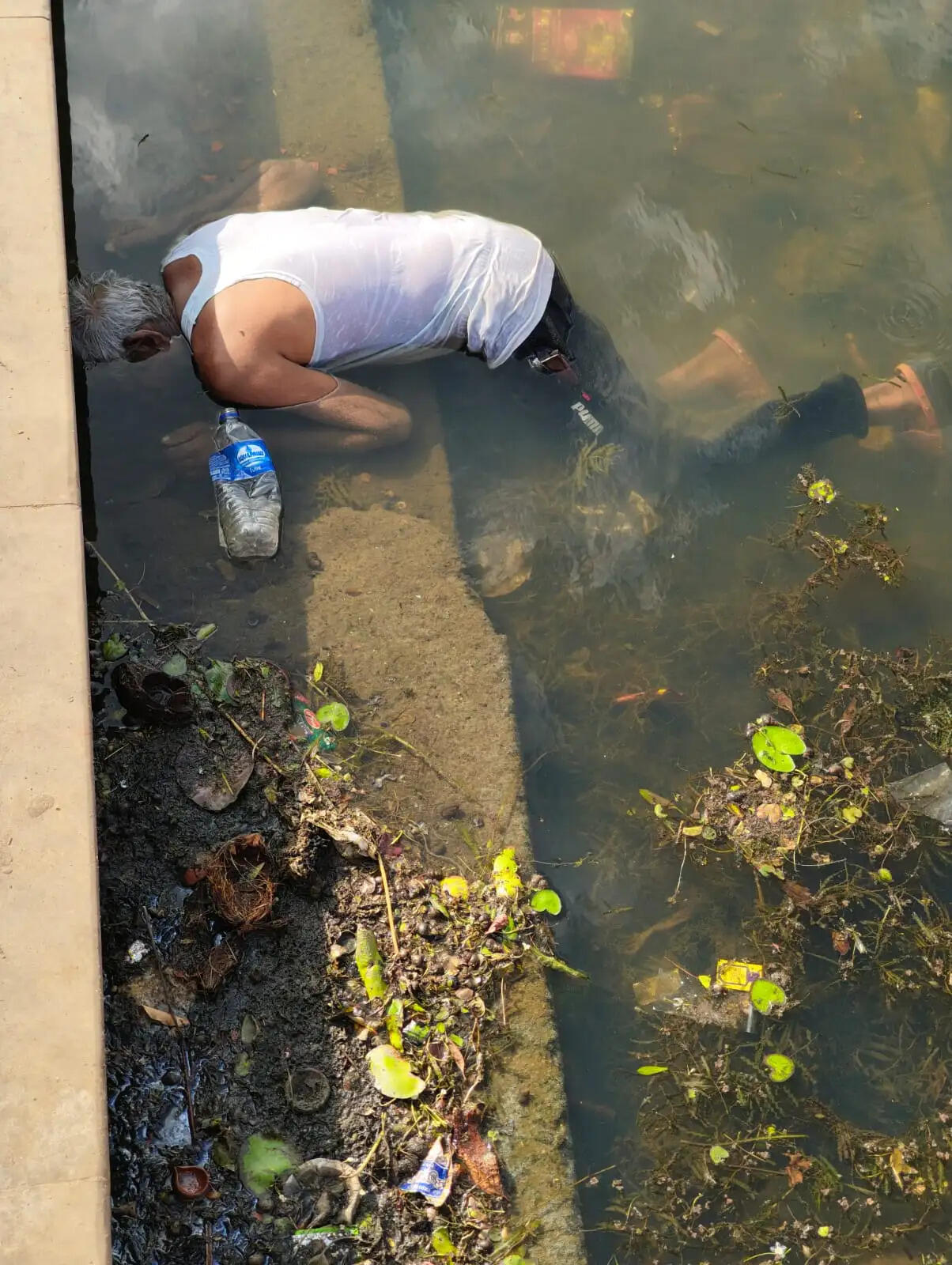 अनूपपुर: नर्मदा तट पर औंधे मुंह सीढ़ियों पर मिला वृद्ध का शव, पुलिस जुटी जांच में