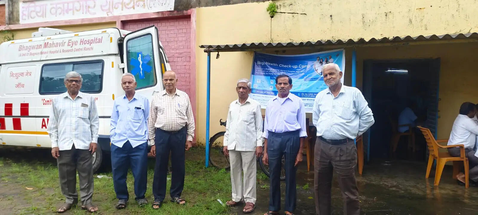 एचईसी सोसाइटी के मेगा हेल्थ चेकअप कैंप में लोगों के स्वास्थ्य की जांच