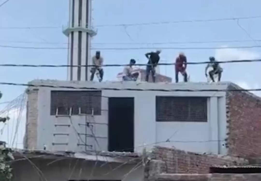 पालिका परिषद की साढ़े छह बीघा जमीन पर अवैध कब्ज़ा हटाने पहुंचीं जेसीबी, मस्जिद कमेटी ने समय मांगा