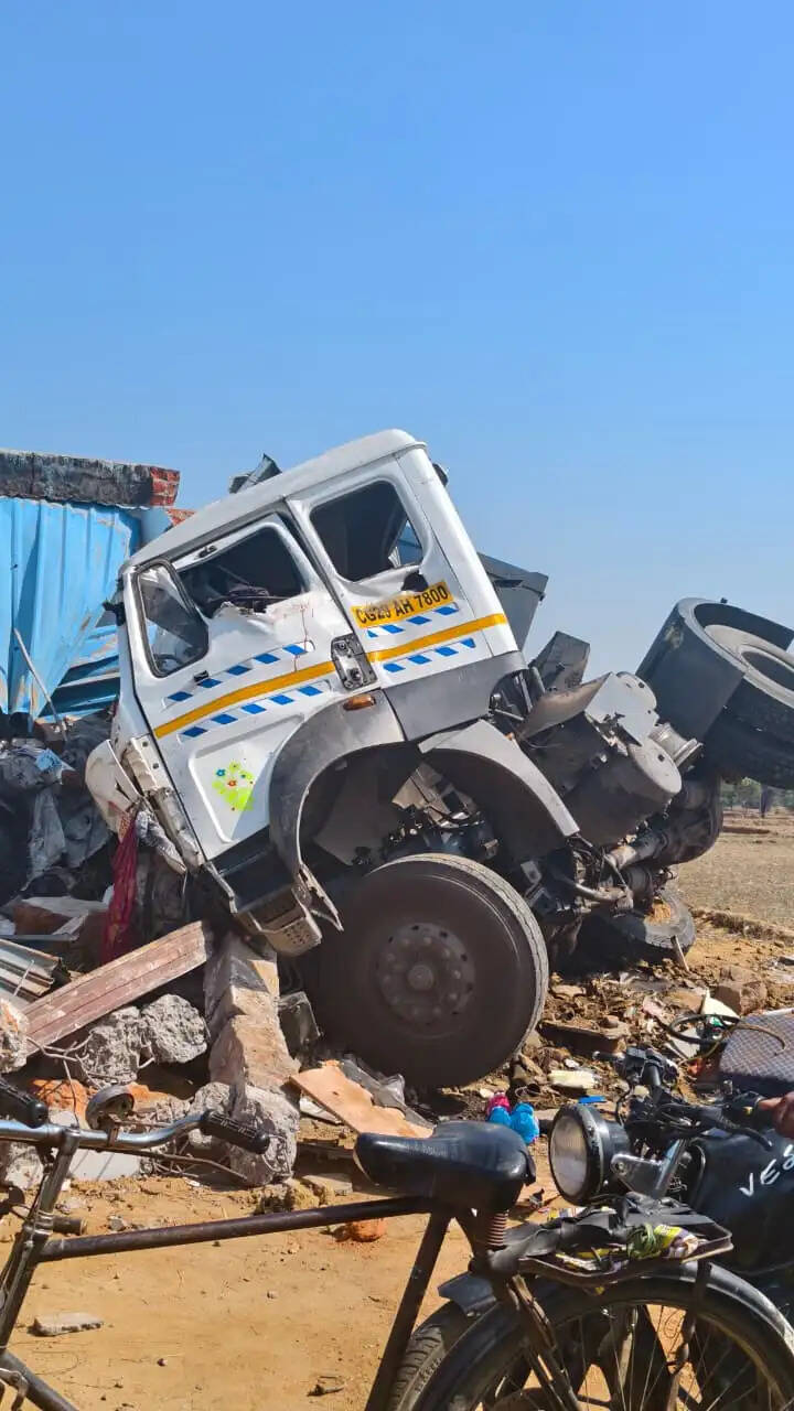 अंबिकापुर : बेलगाम ट्रक दुकान-घर में घुसा, लाखों का नुकसान, चालक घंटों फंसा रहा