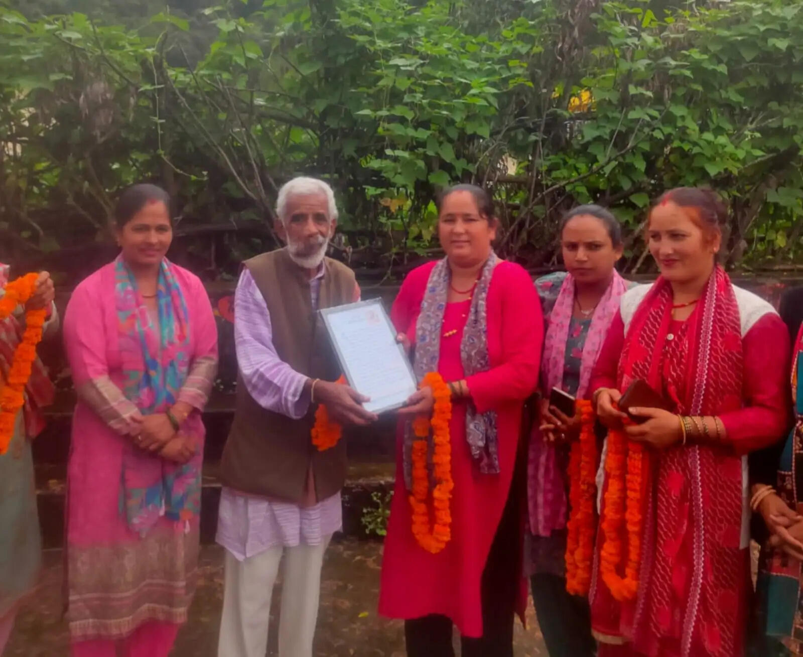 जड़धार गांव के महिला मंगल दल को स्वतंत्रा संग्राम सेनानी तारा देवी सम्मान