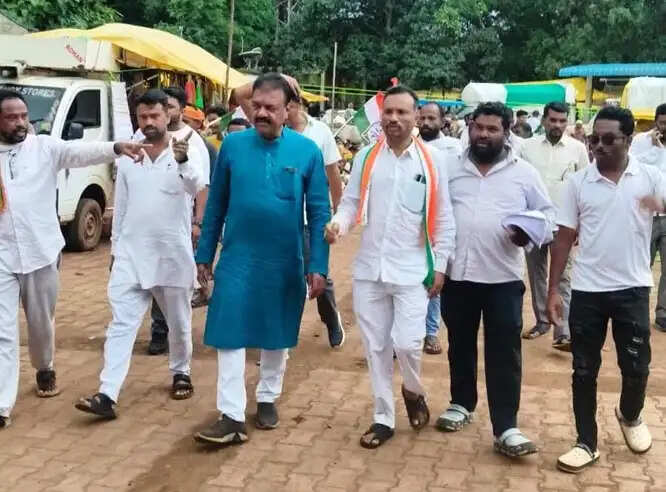 कांग्रेस का मिशन गांव चलो अभियान में ग्रामीणजन से किया जनसंपर्क