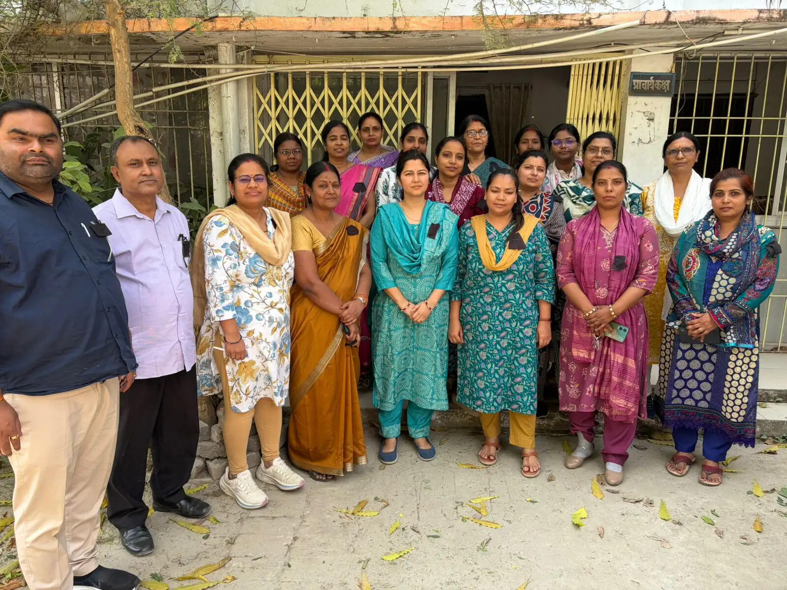 आक्रोशित शिक्षक ने काला बिल्ला लगाकर जताया विरोध