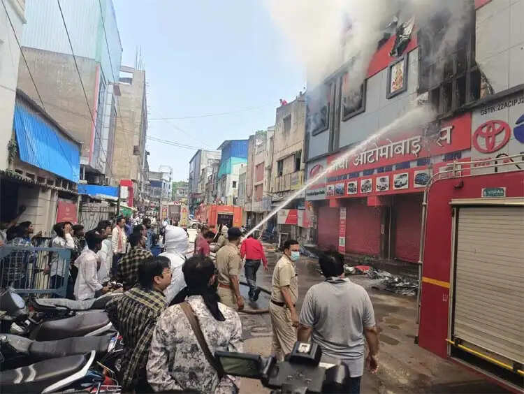 रायपुर :&nbsp; जया ऑटोमोबाइल शॉप में लगी भीषण आग, लाखों रुपये के ऑटो पार्ट्स जलकर खाक, जनहानि नहीं