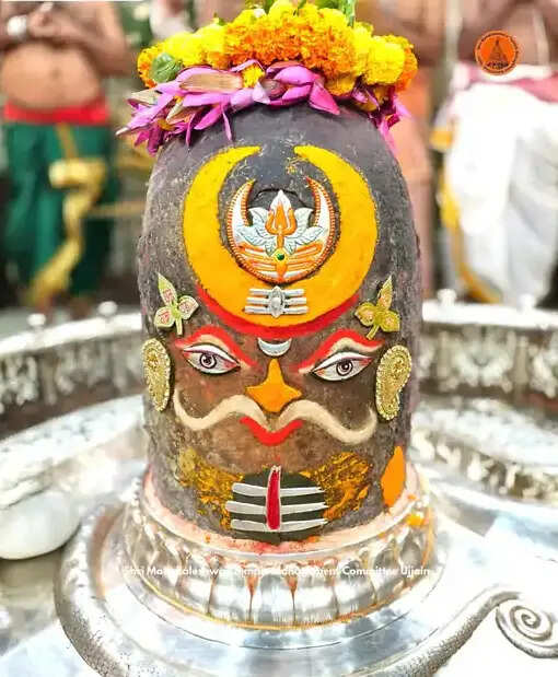 उज्जैन: रजत मुकुट-त्रिपुंड से सजे महाकाल, भस्म अर्पण के बाद दिए राजा स्वरूप में दर्शन