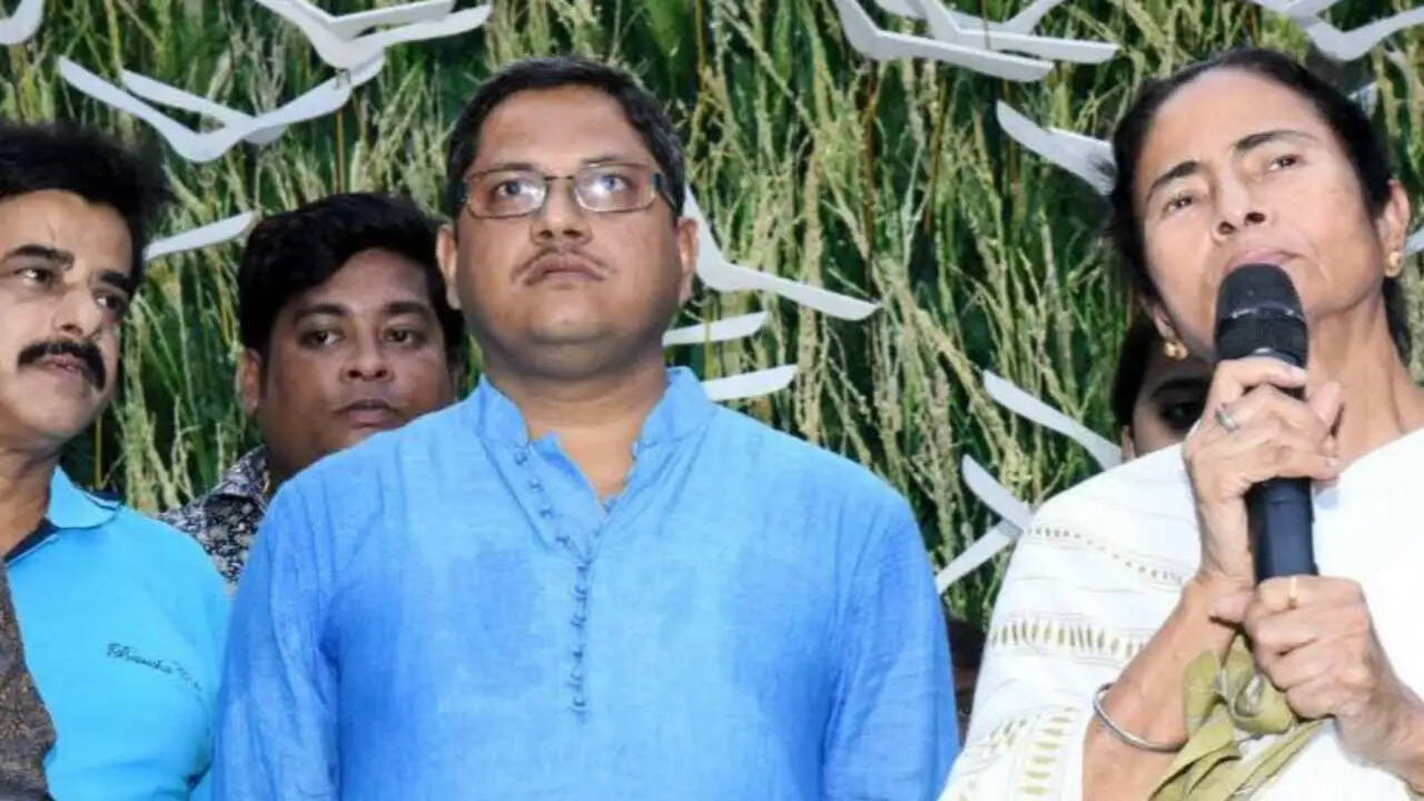 कोलकाता के बेहाला में तृणमूल पार्षद सुदीप पोल्ले गिरफ्तार