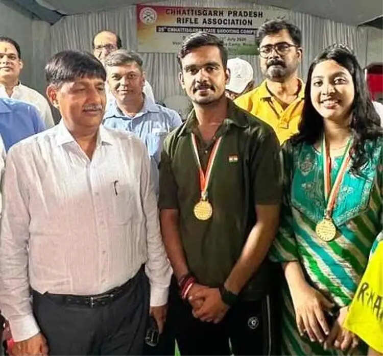 कृषि महाविद्यालय रायपुर की प्राध्यापिका एवं छात्रा ने राज्यस्तरीय शूटिंग चौंपियनशिप में जीते स्वर्ण पदक