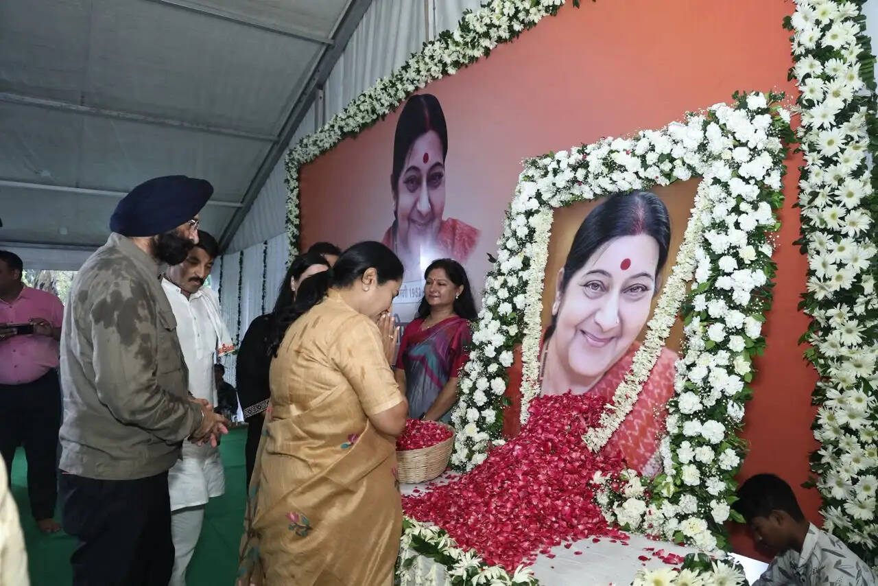सुषमा स्वराज की पुण्यतिथि पर भाजपा नेताओं ने दी श्रद्धांजलि, 'एक पेड़ मां के नाम' अभियान के तहत किया पौधरोपण