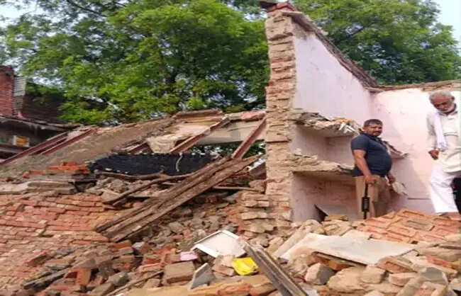 रेवाड़ी में तेज बारिश से मकान ढहा, महिला और मासूम घायल