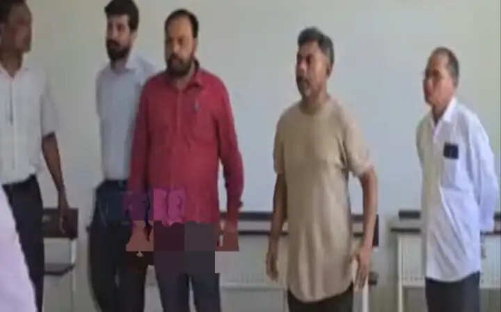 मुख्यमंत्री के निर्देश पर मंत्री केशव महंत ने मरियानी में बाढ़ की स्थिति का लिया जायजा