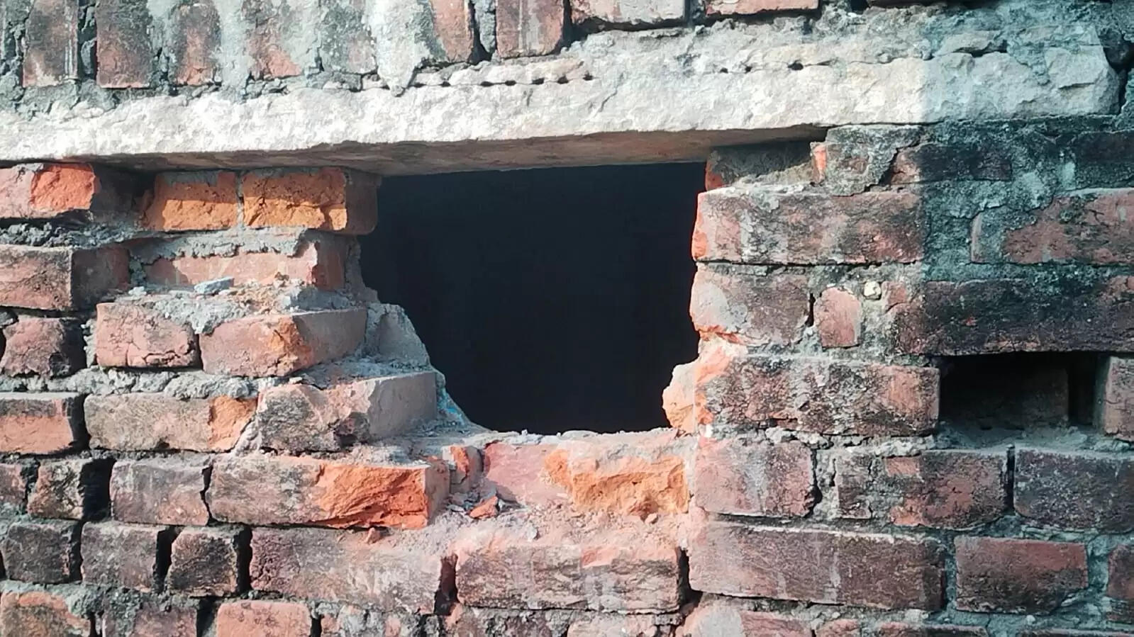 चोर सेंध लगाकर उड़ा ले गए 22 पेटी बीयर व नकदी