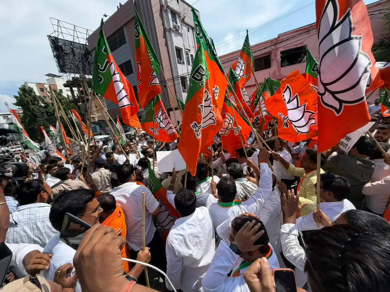 पटना में भाजपा-कांग्रेस कार्यकर्ताओं के बीच झड़प, कई घायल
