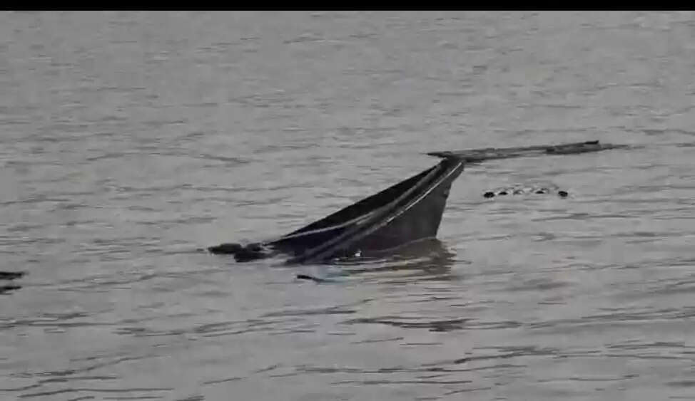 देवरिया के बरहज घाट पर स्नानार्थियों की नाव पलटी, 12 लोग बचाए गए